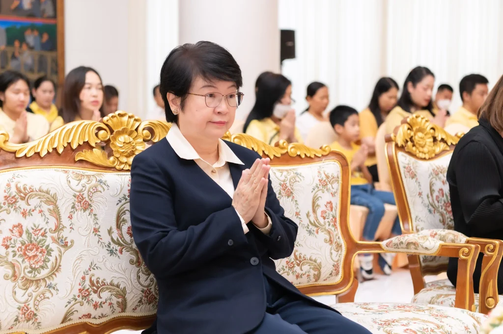 681010nida (2) ‘นิด้า’ จัดพิธีทำบุญตักบาตร เพื่อถวายเป็นพระราชกุศล เนื่องในโอกาสวันคล้ายวันสวรรคต ในหลวงรัชกาลที่ ๙ ผู้ทรงก่อกำเนิดสถาบัน