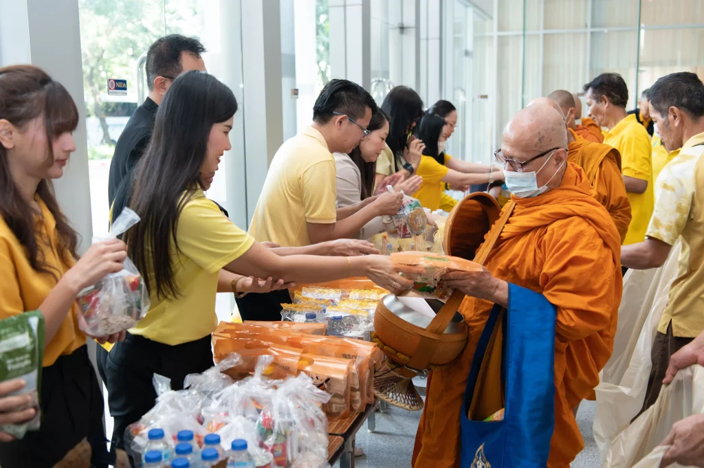 681010nida (20) ‘นิด้า’ จัดพิธีทำบุญตักบาตร เพื่อถวายเป็นพระราชกุศล เนื่องในโอกาสวันคล้ายวันสวรรคต ในหลวงรัชกาลที่ ๙ ผู้ทรงก่อกำเนิดสถาบัน