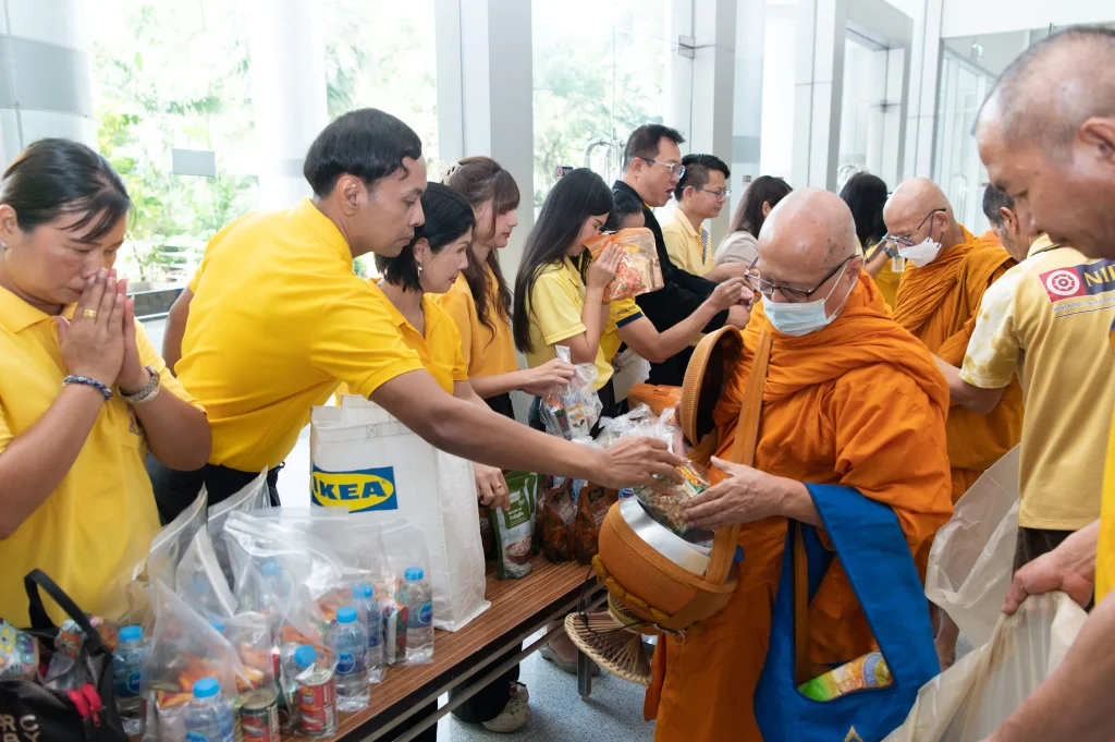 681010nida (21) ‘นิด้า’ จัดพิธีทำบุญตักบาตร เพื่อถวายเป็นพระราชกุศล เนื่องในโอกาสวันคล้ายวันสวรรคต ในหลวงรัชกาลที่ ๙ ผู้ทรงก่อกำเนิดสถาบัน