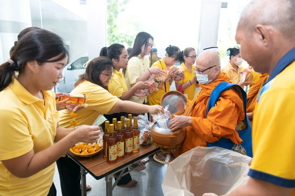 681010nida (22) ‘นิด้า’ จัดพิธีทำบุญตักบาตร เพื่อถวายเป็นพระราชกุศล เนื่องในโอกาสวันคล้ายวันสวรรคต ในหลวงรัชกาลที่ ๙ ผู้ทรงก่อกำเนิดสถาบัน