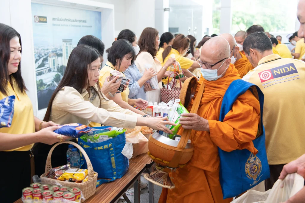 681010nida (23) ‘นิด้า’ จัดพิธีทำบุญตักบาตร เพื่อถวายเป็นพระราชกุศล เนื่องในโอกาสวันคล้ายวันสวรรคต ในหลวงรัชกาลที่ ๙ ผู้ทรงก่อกำเนิดสถาบัน