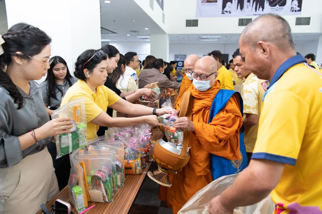 681010nida (25) ‘นิด้า’ จัดพิธีทำบุญตักบาตร เพื่อถวายเป็นพระราชกุศล เนื่องในโอกาสวันคล้ายวันสวรรคต ในหลวงรัชกาลที่ ๙ ผู้ทรงก่อกำเนิดสถาบัน