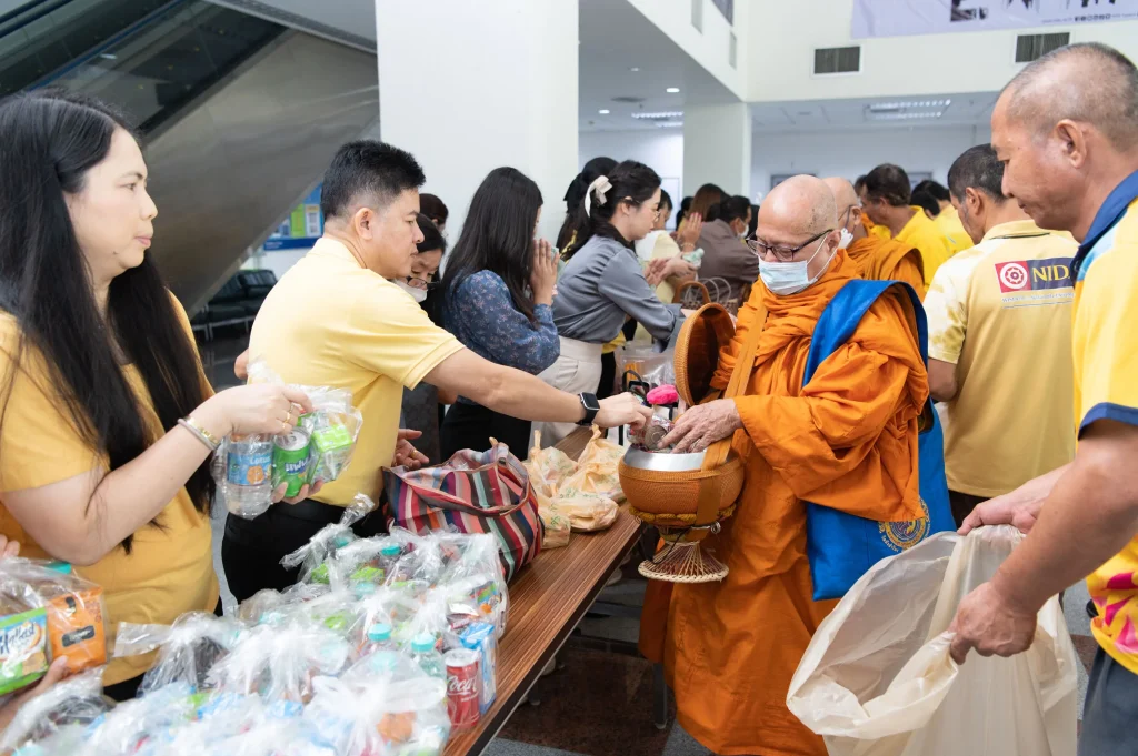 681010nida (26) ‘นิด้า’ จัดพิธีทำบุญตักบาตร เพื่อถวายเป็นพระราชกุศล เนื่องในโอกาสวันคล้ายวันสวรรคต ในหลวงรัชกาลที่ ๙ ผู้ทรงก่อกำเนิดสถาบัน