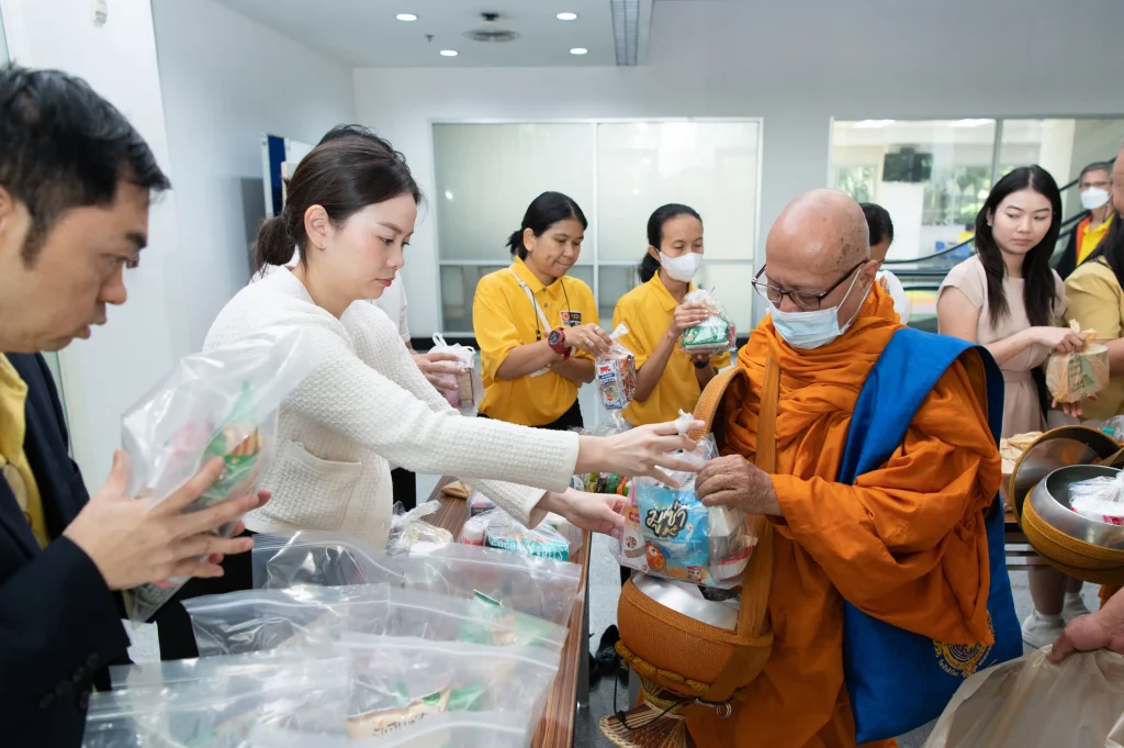 681010nida (27) ‘นิด้า’ จัดพิธีทำบุญตักบาตร เพื่อถวายเป็นพระราชกุศล เนื่องในโอกาสวันคล้ายวันสวรรคต ในหลวงรัชกาลที่ ๙ ผู้ทรงก่อกำเนิดสถาบัน