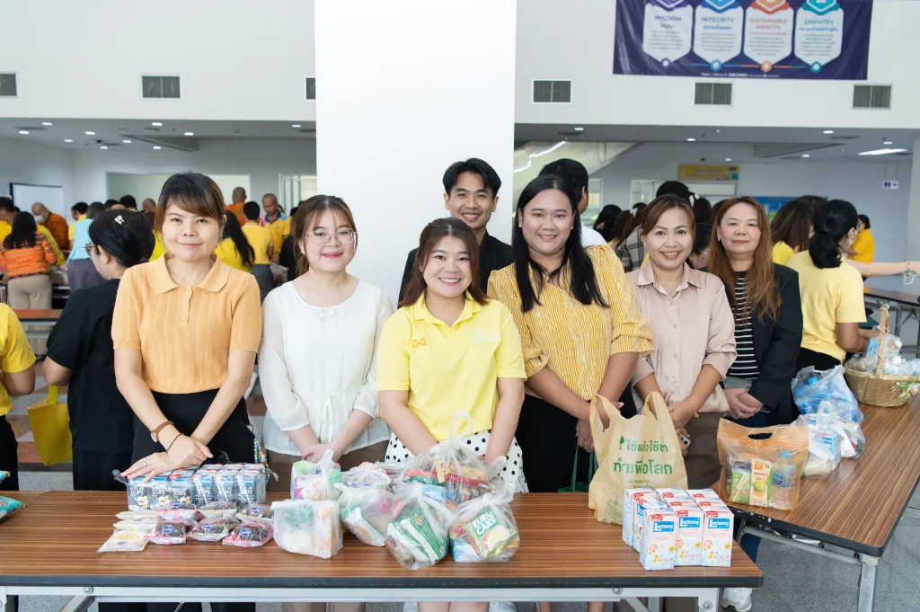 681010nida (28) ‘นิด้า’ จัดพิธีทำบุญตักบาตร เพื่อถวายเป็นพระราชกุศล เนื่องในโอกาสวันคล้ายวันสวรรคต ในหลวงรัชกาลที่ ๙ ผู้ทรงก่อกำเนิดสถาบัน