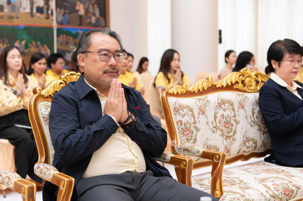 681010nida (3) ‘นิด้า’ จัดพิธีทำบุญตักบาตร เพื่อถวายเป็นพระราชกุศล เนื่องในโอกาสวันคล้ายวันสวรรคต ในหลวงรัชกาลที่ ๙ ผู้ทรงก่อกำเนิดสถาบัน