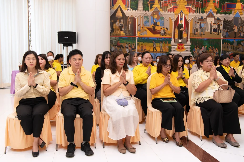 681010nida (4) ‘นิด้า’ จัดพิธีทำบุญตักบาตร เพื่อถวายเป็นพระราชกุศล เนื่องในโอกาสวันคล้ายวันสวรรคต ในหลวงรัชกาลที่ ๙ ผู้ทรงก่อกำเนิดสถาบัน