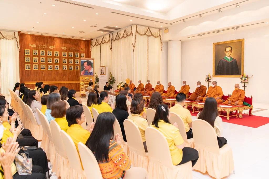 681010nida (7) ‘นิด้า’ จัดพิธีทำบุญตักบาตร เพื่อถวายเป็นพระราชกุศล เนื่องในโอกาสวันคล้ายวันสวรรคต ในหลวงรัชกาลที่ ๙ ผู้ทรงก่อกำเนิดสถาบัน