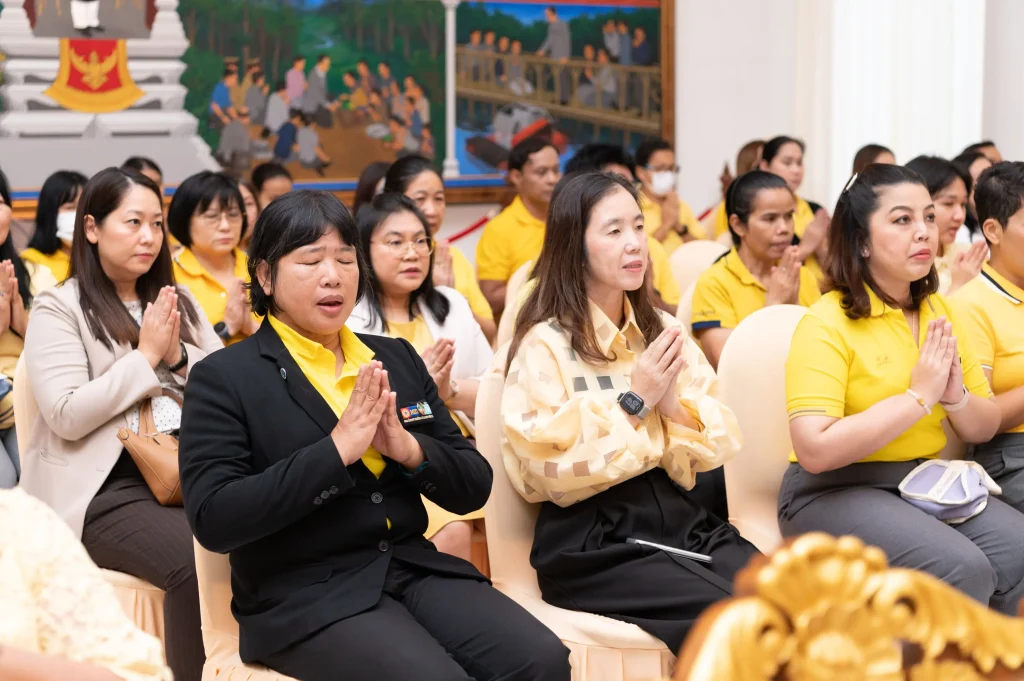 681010nida (9) ‘นิด้า’ จัดพิธีทำบุญตักบาตร เพื่อถวายเป็นพระราชกุศล เนื่องในโอกาสวันคล้ายวันสวรรคต ในหลวงรัชกาลที่ ๙ ผู้ทรงก่อกำเนิดสถาบัน