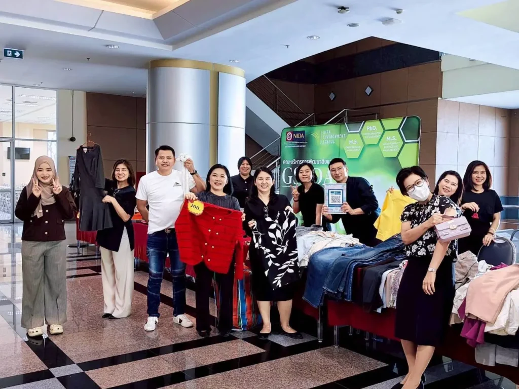 ‘นิด้า’สรุปยอด “From Closet To Planet” ระดมทุนเกือบ 2 หมื่น มอบมูลนิธิสิ่งแวดล้อมฯ พร้อมส่งต่อของช่วยผู้ประสบภัยหาดใหญ่