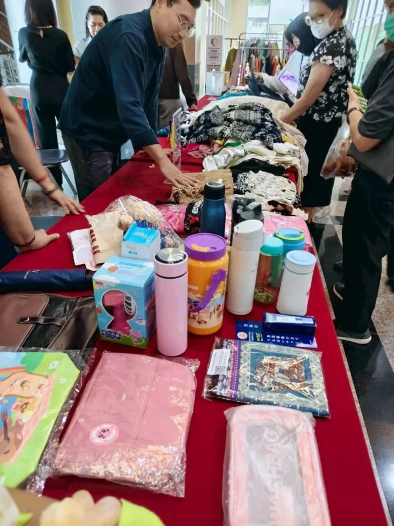 ‘นิด้า’สรุปยอด “From Closet To Planet” ระดมทุนเกือบ 2 หมื่น มอบมูลนิธิสิ่งแวดล้อมฯ พร้อมส่งต่อของช่วยผู้ประสบภัยหาดใหญ่