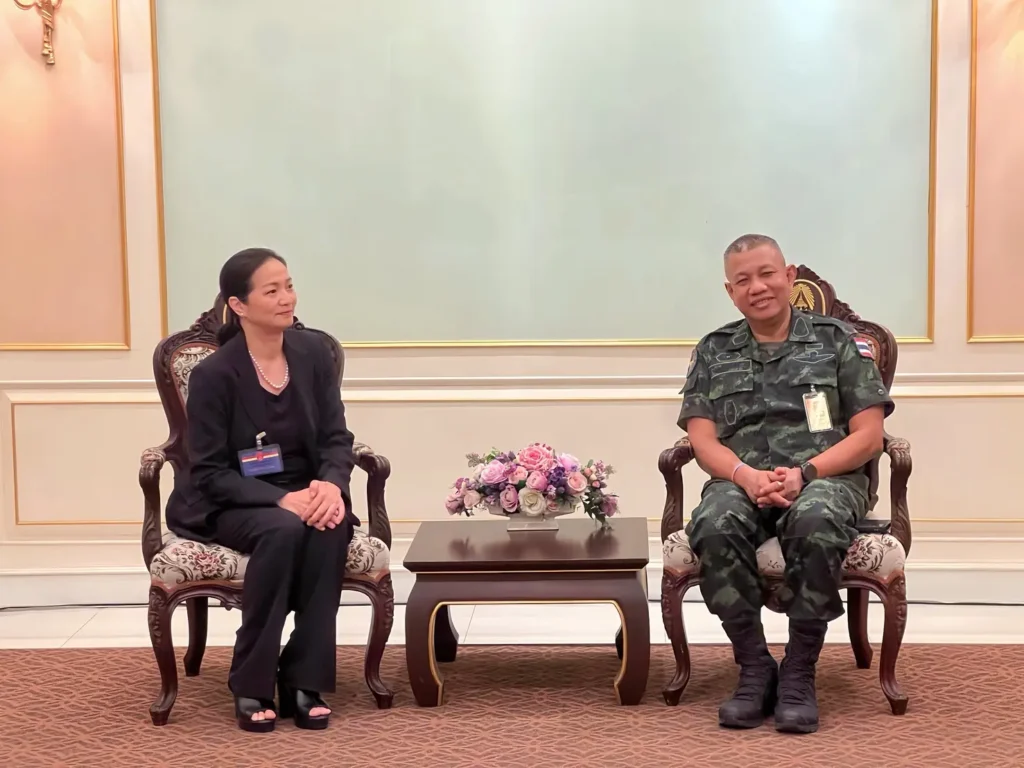 681204-01 ’นิด้า‘ ผนึกกำลังกองทัพบก ส่งมอบสิ่งของบรรเทาทุกข์ผู้ประสบอุทกภัยภาคใต้