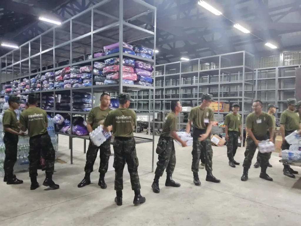 681204-05 ’นิด้า‘ ผนึกกำลังกองทัพบก ส่งมอบสิ่งของบรรเทาทุกข์ผู้ประสบอุทกภัยภาคใต้