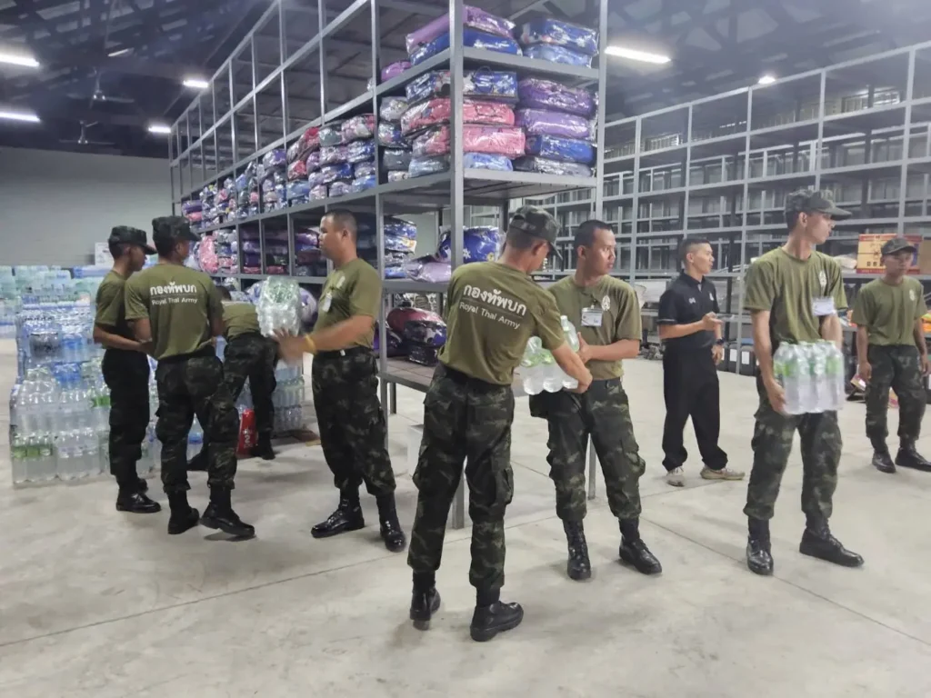 681204-06 ’นิด้า‘ ผนึกกำลังกองทัพบก ส่งมอบสิ่งของบรรเทาทุกข์ผู้ประสบอุทกภัยภาคใต้